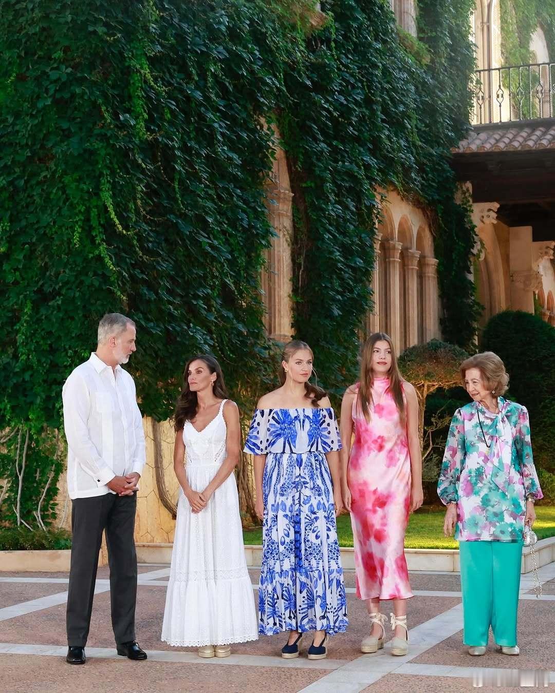 西班牙王室🇪🇸8月4日，费利佩国王、莱蒂齐亚王后、索菲亚王后、莱昂诺尔公主和
