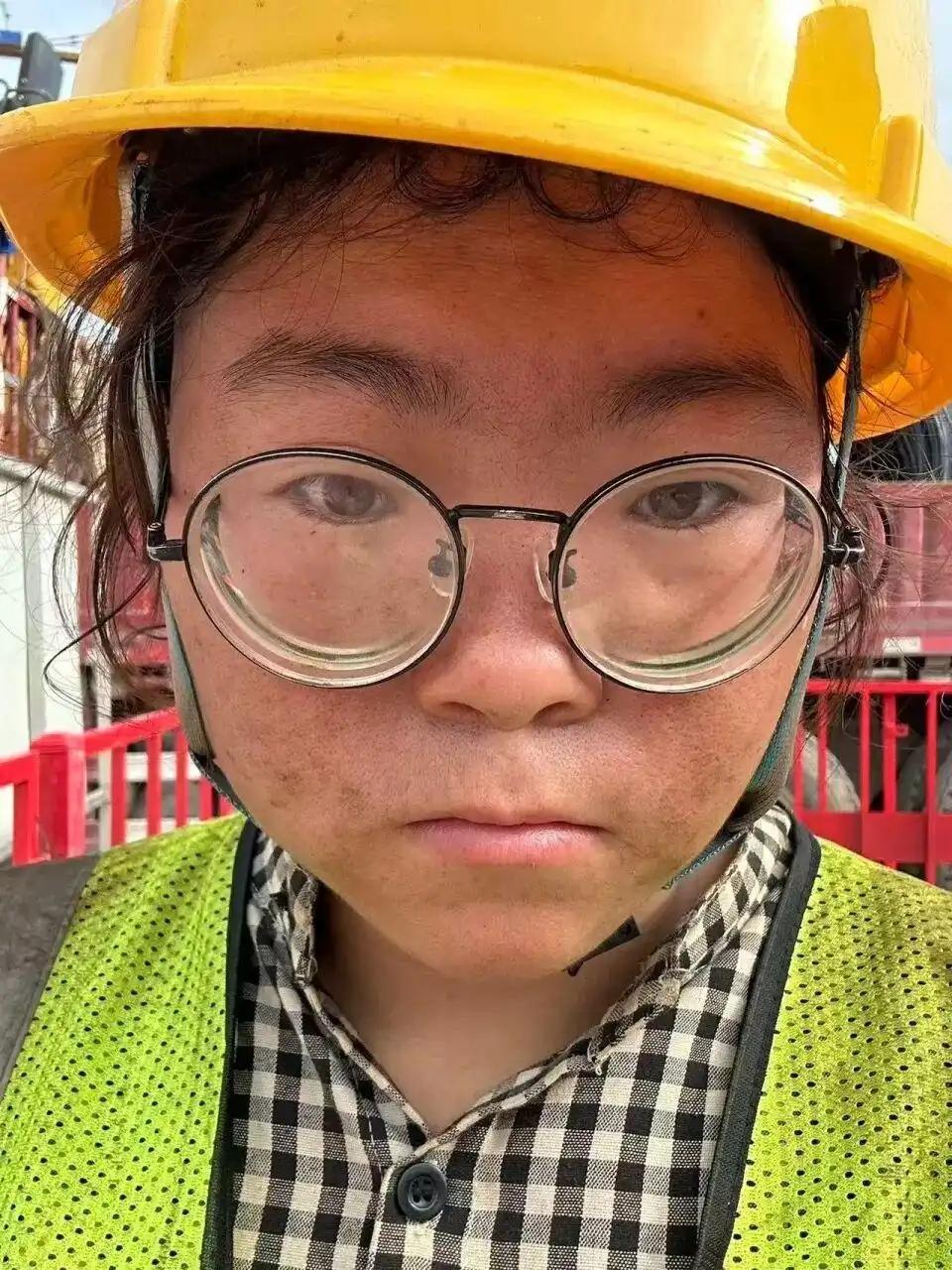 看哭了！一个女孩跑去工地应聘钢筋工，工人都嘲笑她不自量力！可万万没想到，女孩狠狠