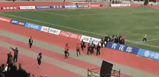 球员脚踢裁判，世上绝无仅有！因不满被裁判红牌罚出场，川超凉山队球员日火瓦体震惊世