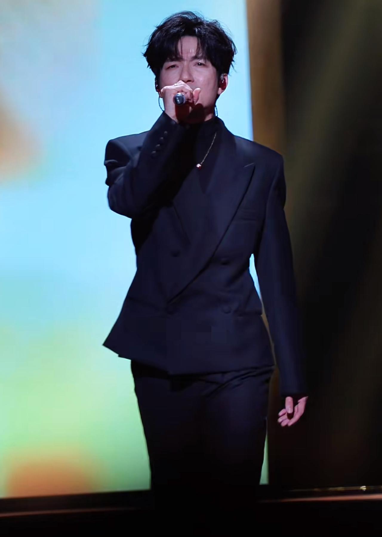 路透来了，陈楚生在央视百花迎春晚会上演唱《获奖之作》！哈哈哈，这个路透很帅，生