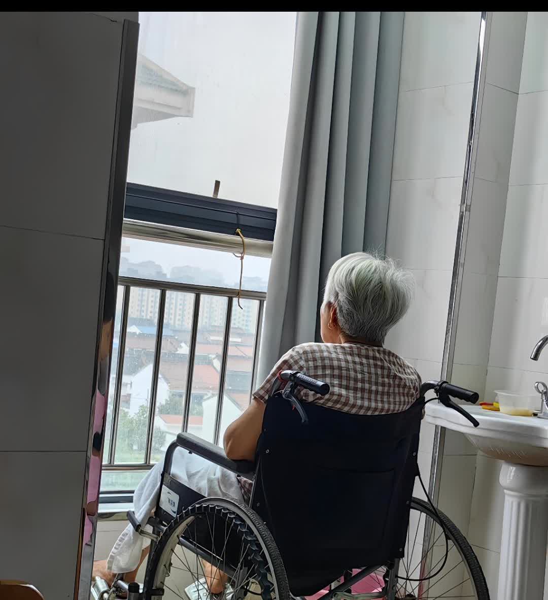 女子生了2个女儿一直都被婆婆嫌弃，于是就将她和两个女儿赶出家门，1年后，婆婆重病