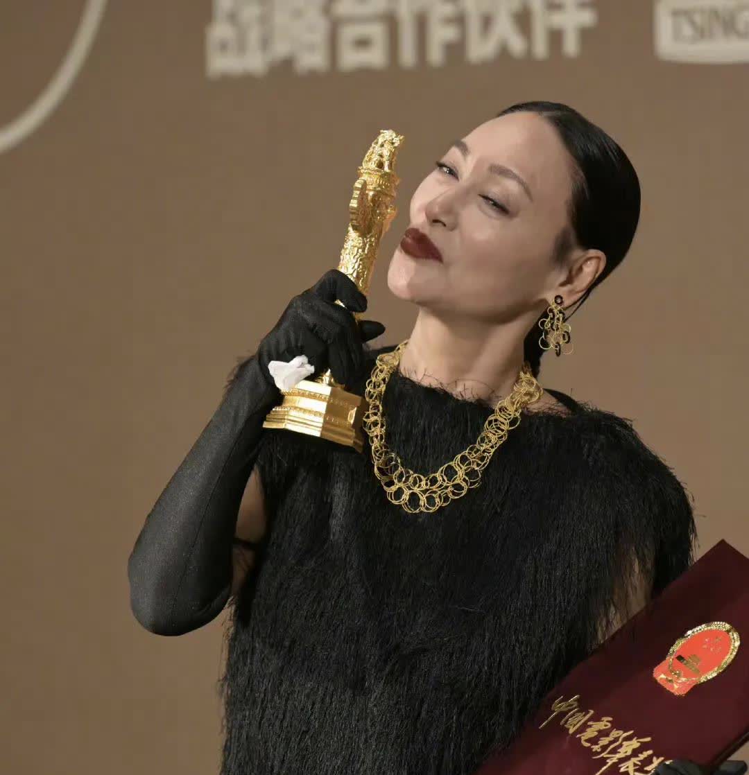 我有一种预感，惠英红以后很难嫁人了。不是她年纪大了，也不是她没有人追，而