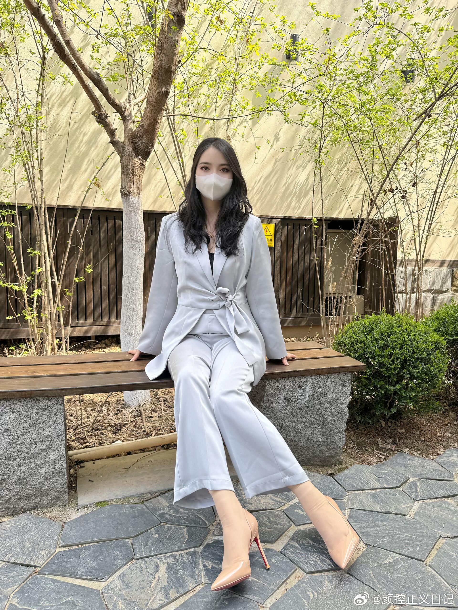 今天穿什么职业装，裸色高跟鞋美女