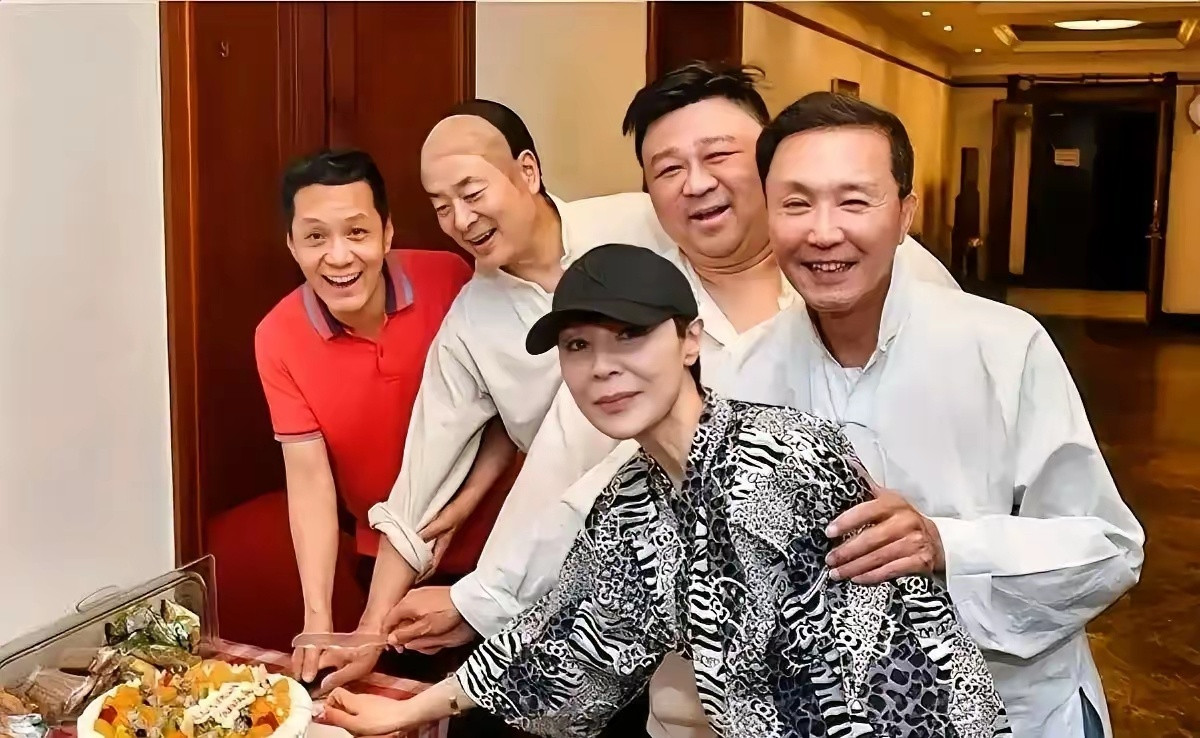 只看出了右二是演员梁冠华，和濮存昕，其他几位不认得。