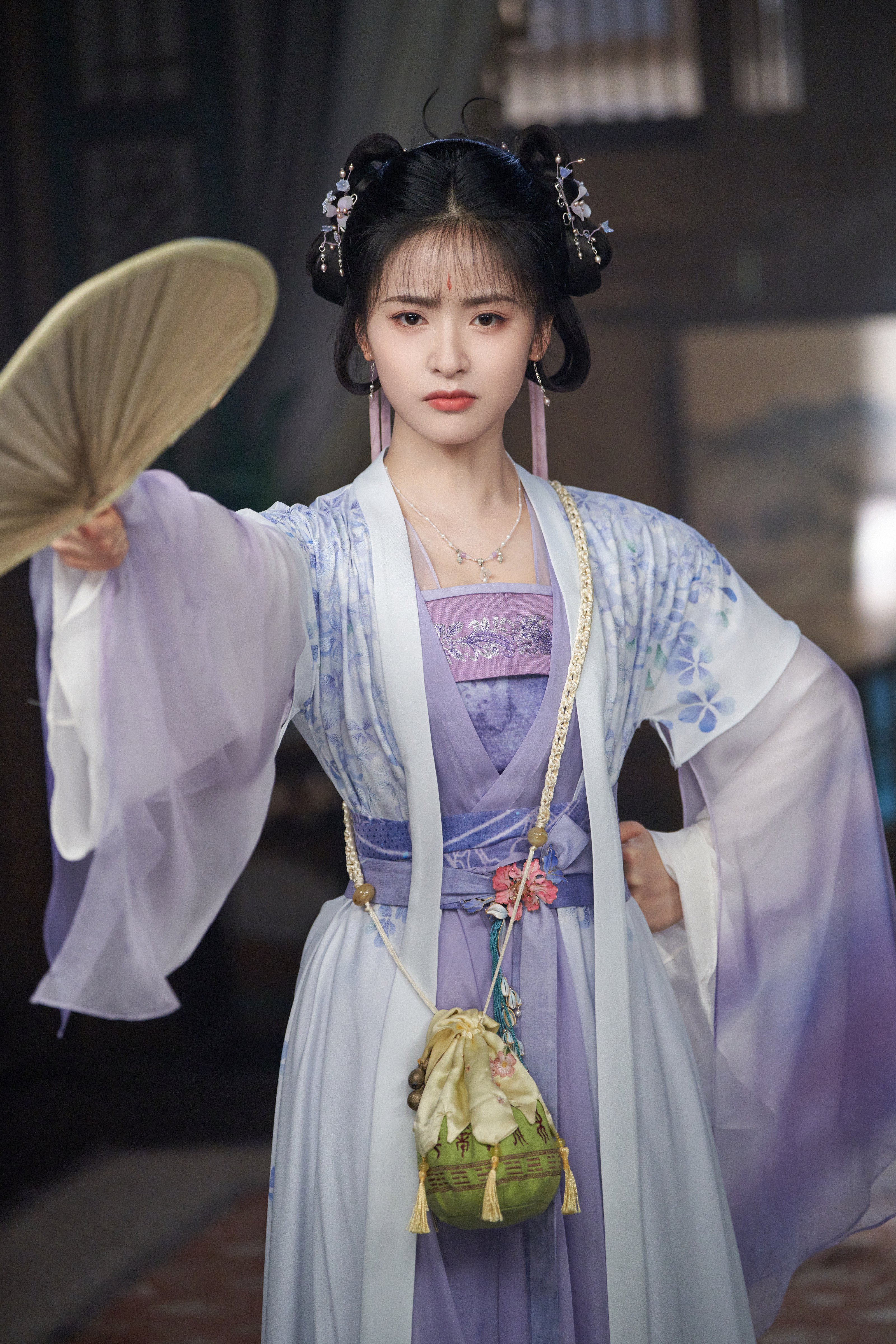 沈月饰演可爱的东方秦兰，就像棉花糖一样软软糯糯，融化在心里，让人忍不住想要捧在