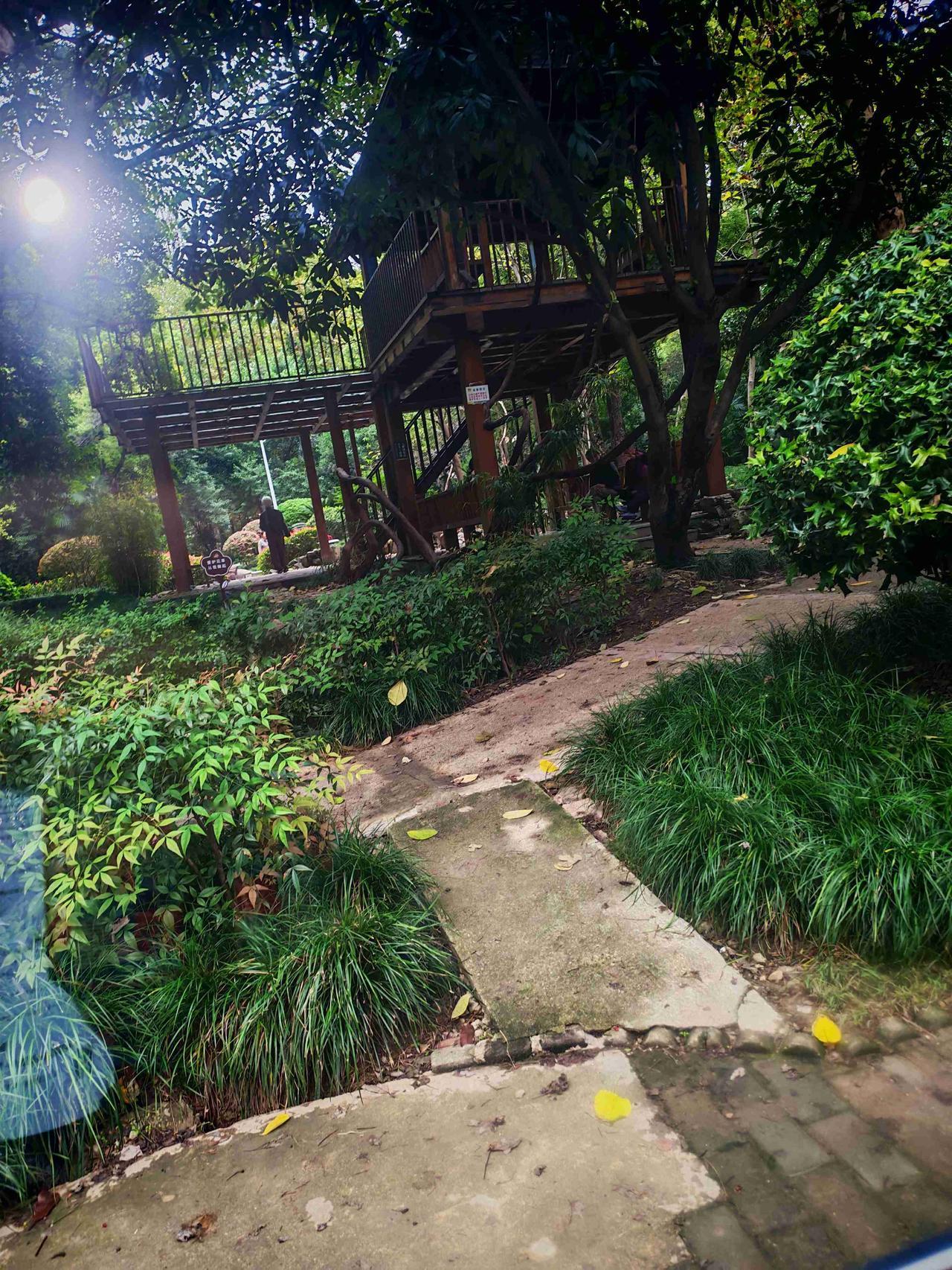 住在乡下的表哥今年六十多岁了，前天和他通电话，聊起些人情冷暖的事。他说，隔壁街坊