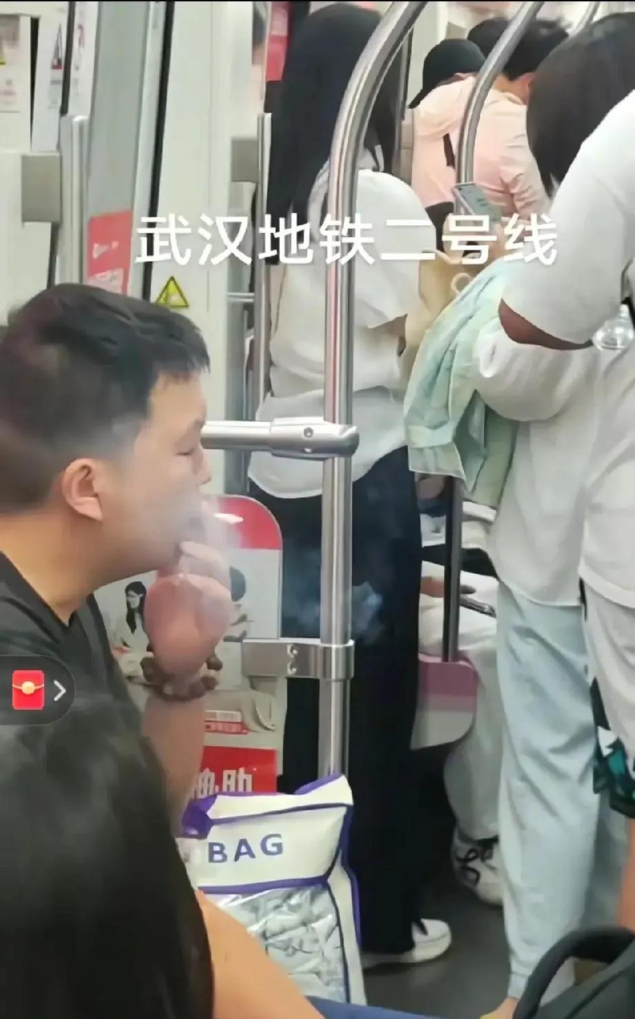 这个地铁男实在是太自私自利了！就在今天上午，武汉地铁二号线发生的一幕，真的让人