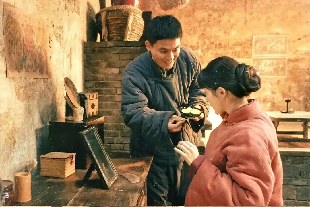 终于有影视剧演这么具体的盼“春”了。大脚拿着萝卜让绣绣咬，这叫“咬春”，消食防
