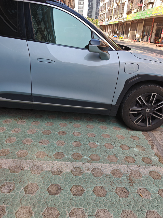 我的ES6‌‌‎我家有一辆蔚来ES6，已经开了两年了。每次出门，我都能感受到它