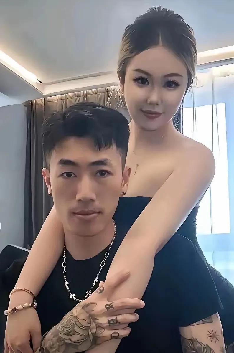 晒幸福晒丢工作。护士带男友值夜班，直接被停职。教训够狠，别不当回事。医