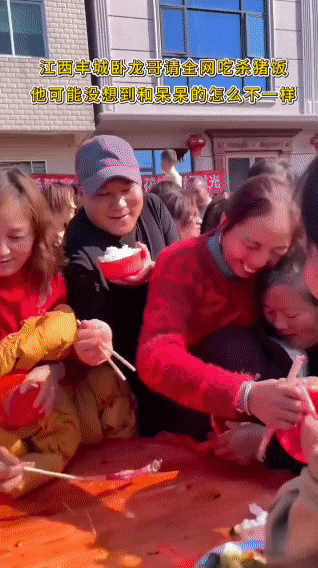 江西丰城杀猪饭大型“翻车”现场！百桌宴引来四五万人，抢菜场面堪比打仗这届杀