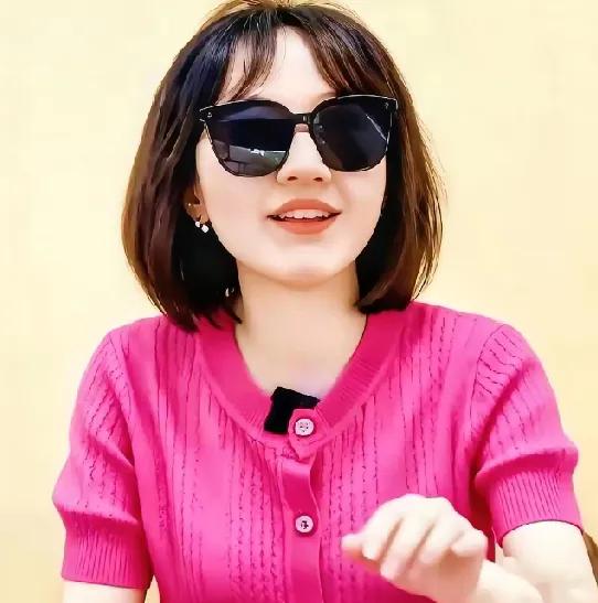 曾医生并无过错。她离婚后单身，拥有自由选择伴侣的权利，任何人都无权干涉，即便对方