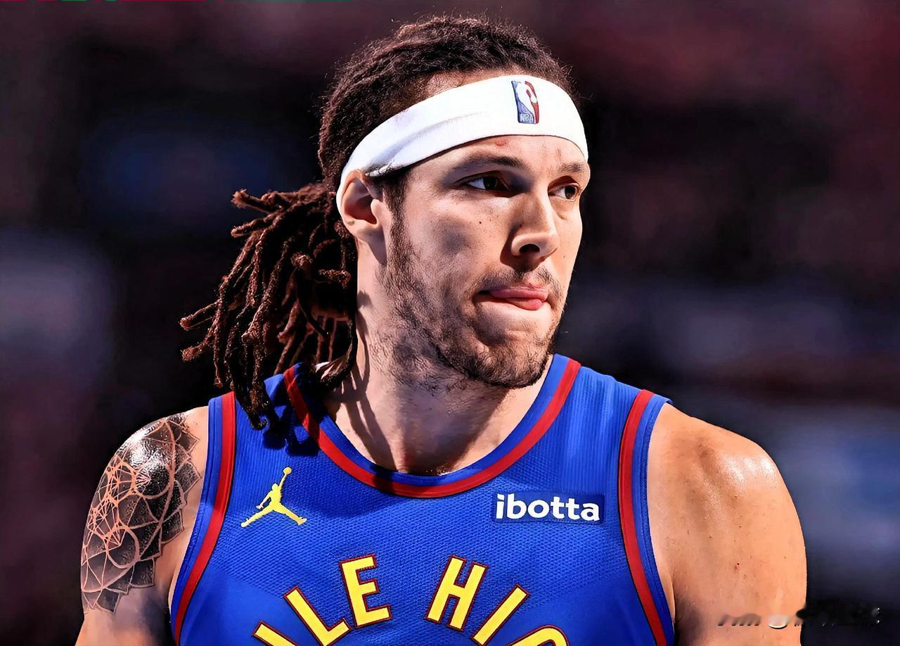 掘金祸从天降，三当家戈登遭遇二级拉伤！根据名记Shams的报道，戈登右腿腿筋