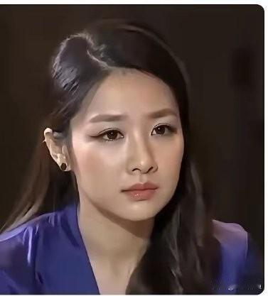 你敢相信她们是同一个人吗？央视李斯璇出国前后的对比照，直接把我看愣了！第一张是国