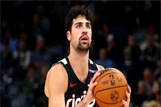 26分0首发，阿夫迪亚白打。41场全勤，场均26分7篮板7助攻，命中率48