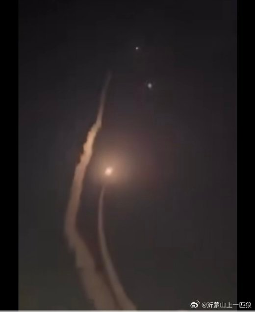 【一声巨响！美军三枚导弹先后拦截失败，伊朗导弹成功突防，高速俯冲把美军基地给炸了