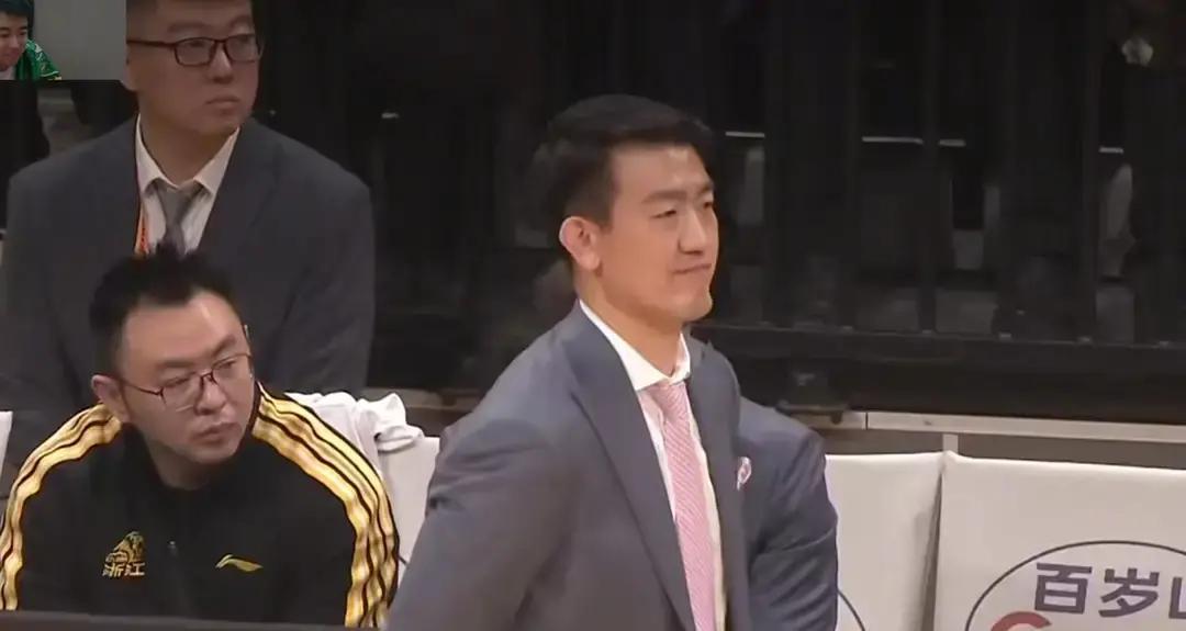 王博昨晚做了一件“蠢事”：他命令全队，放辽宁那个场均21.8分的“大杀器”随便突
