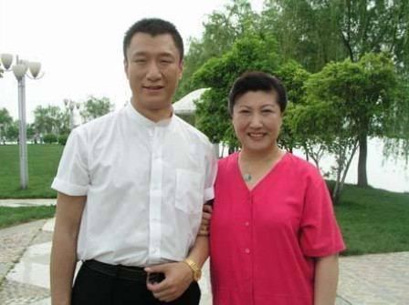 2004年，高秀敏制作《圣水湖畔》，想邀请好友孙红雷演村长“黄金贵”，孙红雷却说