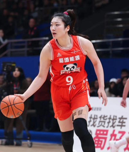 宫鲁鸣再谈国家队为何淘汰不能参与训练的老队员，似乎也为当初亚洲杯不带李梦给出了进