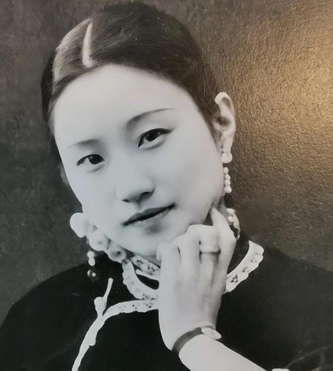 有一次，在一个重要的宴会上，外国人借酒吓唬中国儿童取乐，一旁的陆小曼，当即走过去