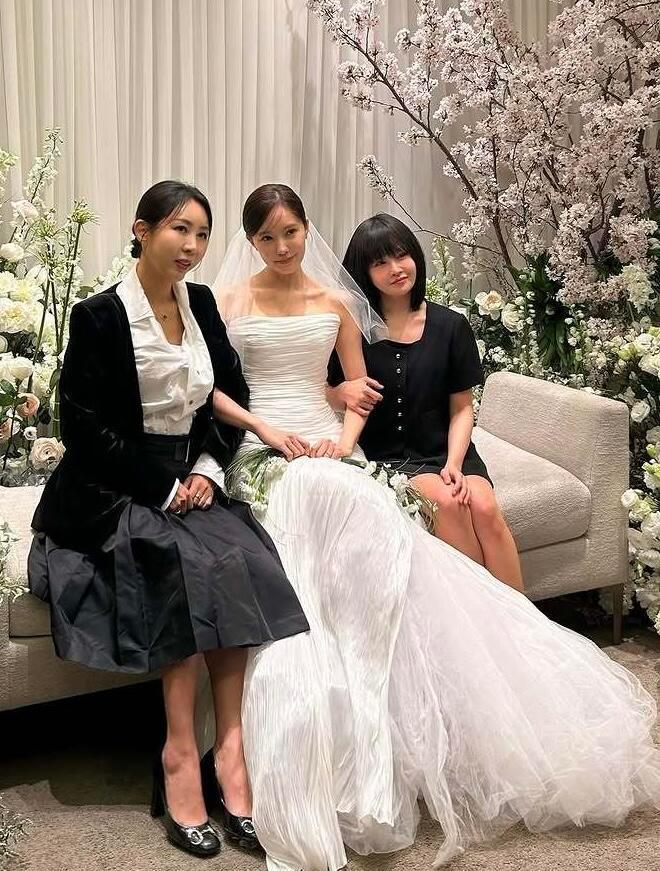 TARA成员合影在朴孝敏的婚礼上，T-ARA成员们紧紧相依，彼此眼中闪烁