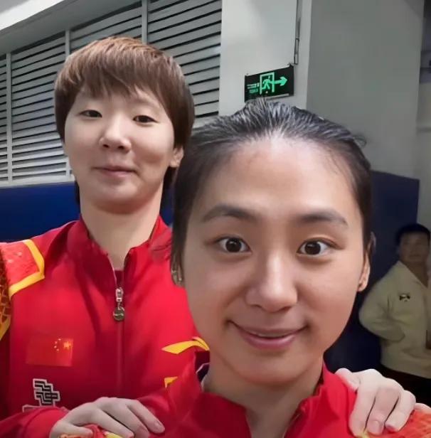 神仙友谊！孙颖莎和陈幸同的关系真好，两个人一起上下训，形影不离在国乒队内，有很