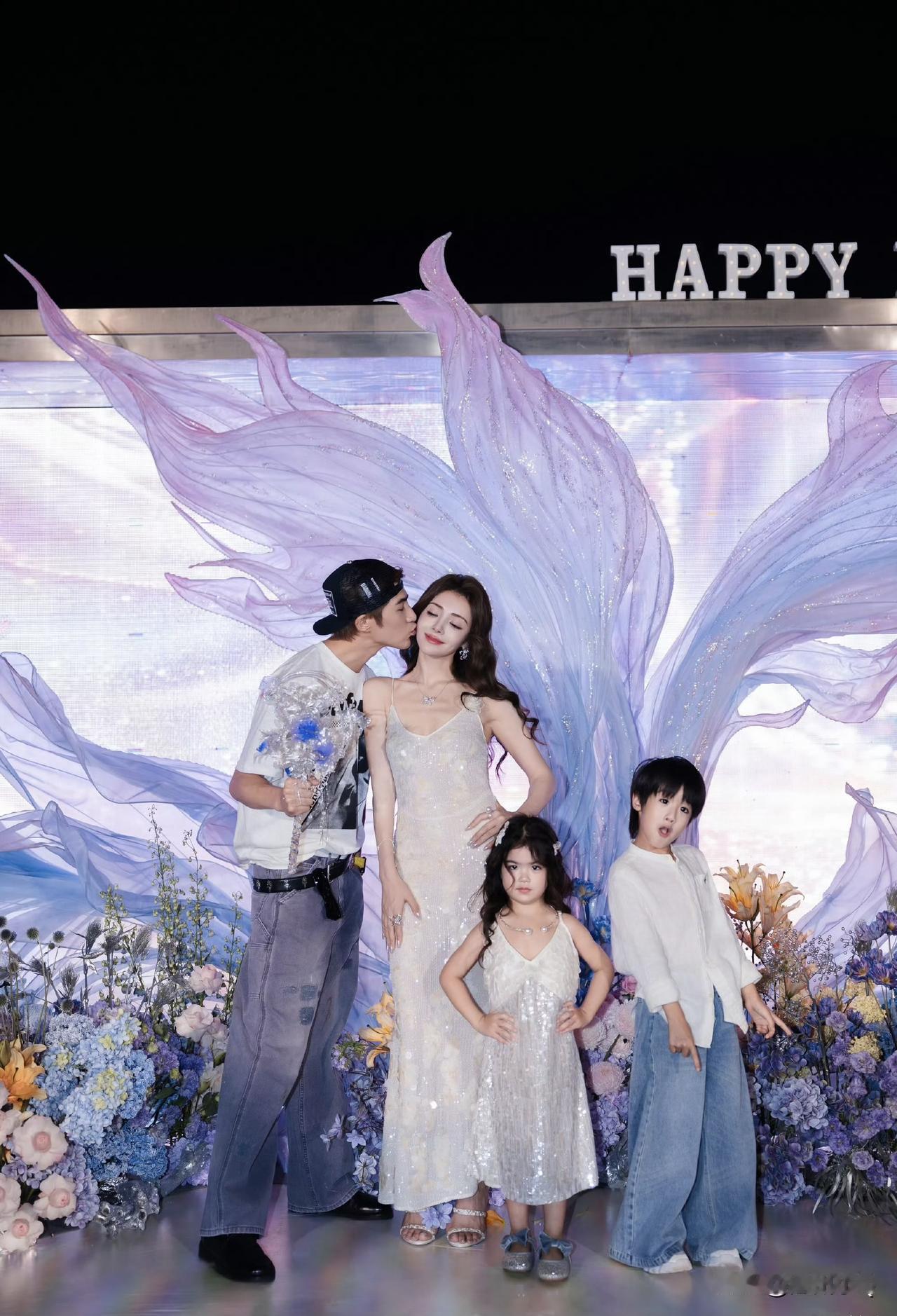 麦迪娜和女儿是同一天生日，姜潮就为母女俩置办了美人鱼主题的生日派对。别看姜潮看着