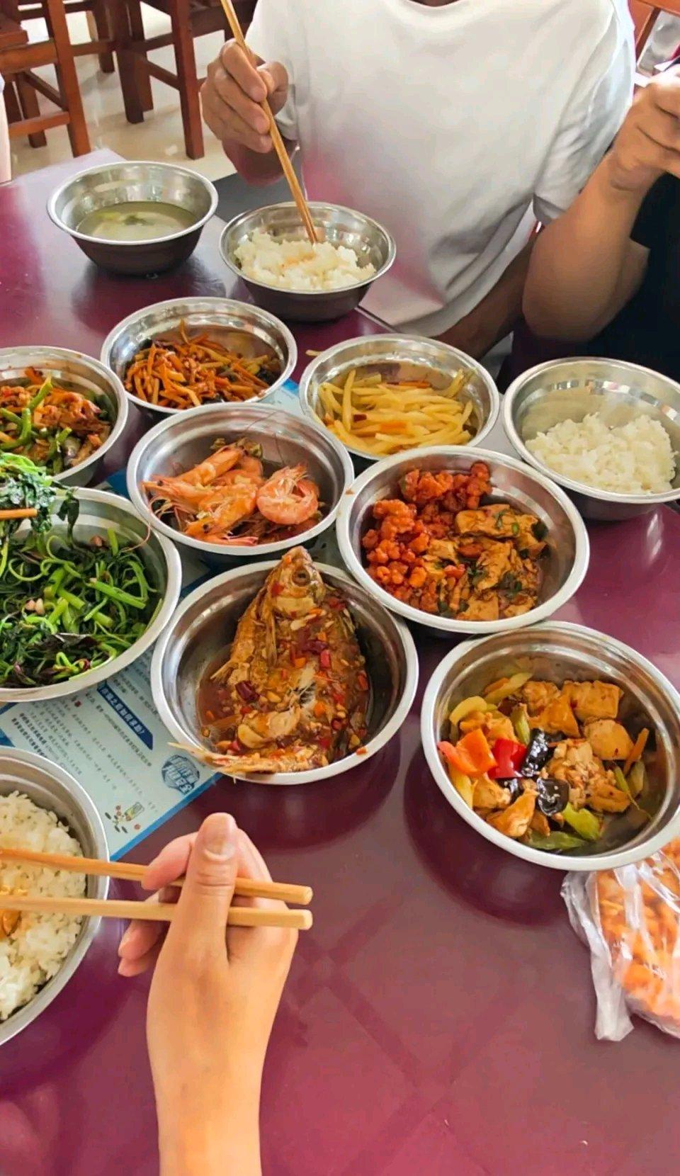 武汉这所高校食堂最近真的惊到我了，一家7口人去吃点8道菜才花60块，平均一道菜才