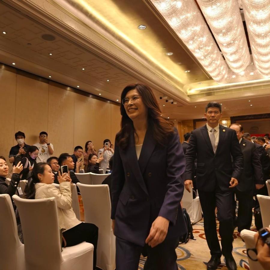 郑丽文现身帮蒋万安站台了，向沈伯洋喊话：“不要躲、不要闪，正面回答、直球对决。”