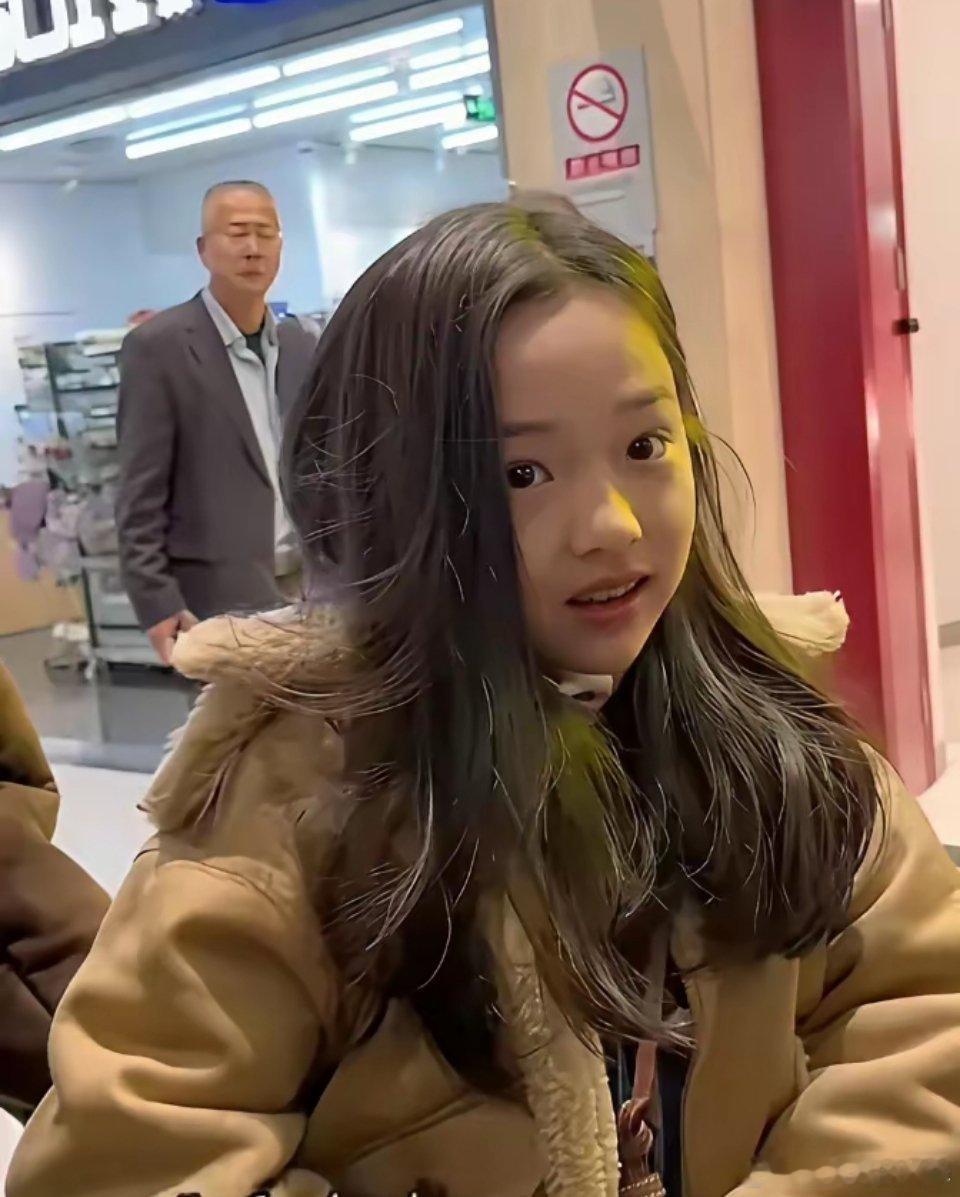 董璇女儿才8岁，已经跑通告、染头发、摆pose，动作比大人还熟练。镜头前她笑，镜