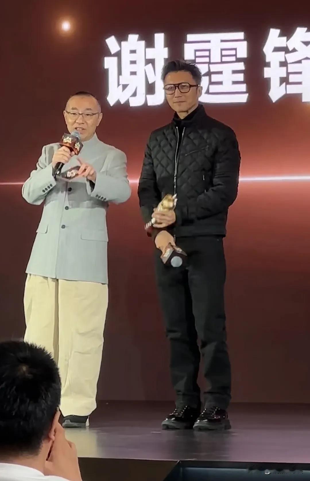 谢霆锋现身成都出席活动。穿着一身黑色，戴着黑框眼镜，发型板正，身形很瘦，下颌线