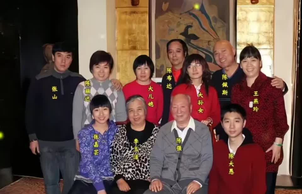 不研究真的没发现，陈佩斯不愧是喜剧开拓者，连他全家都藏着笑点，大哥居
