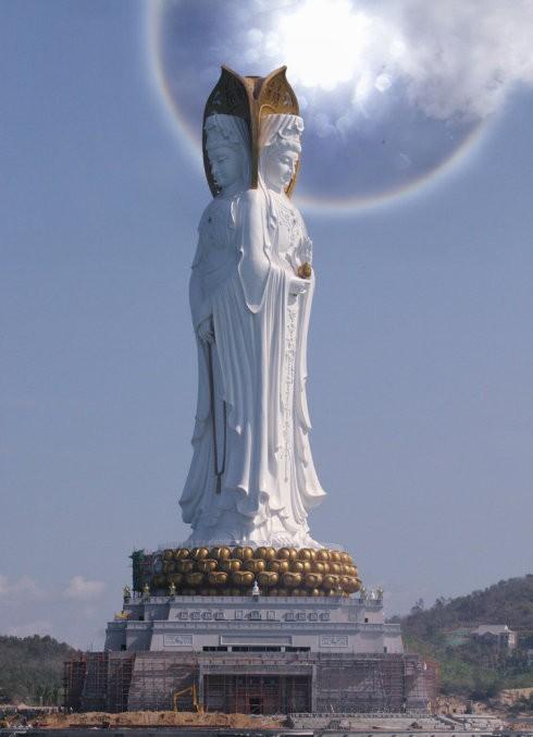 被观音带走了！海南一名叫张辉的男子花8亿打造了一尊，三面一体、108米高的海上观