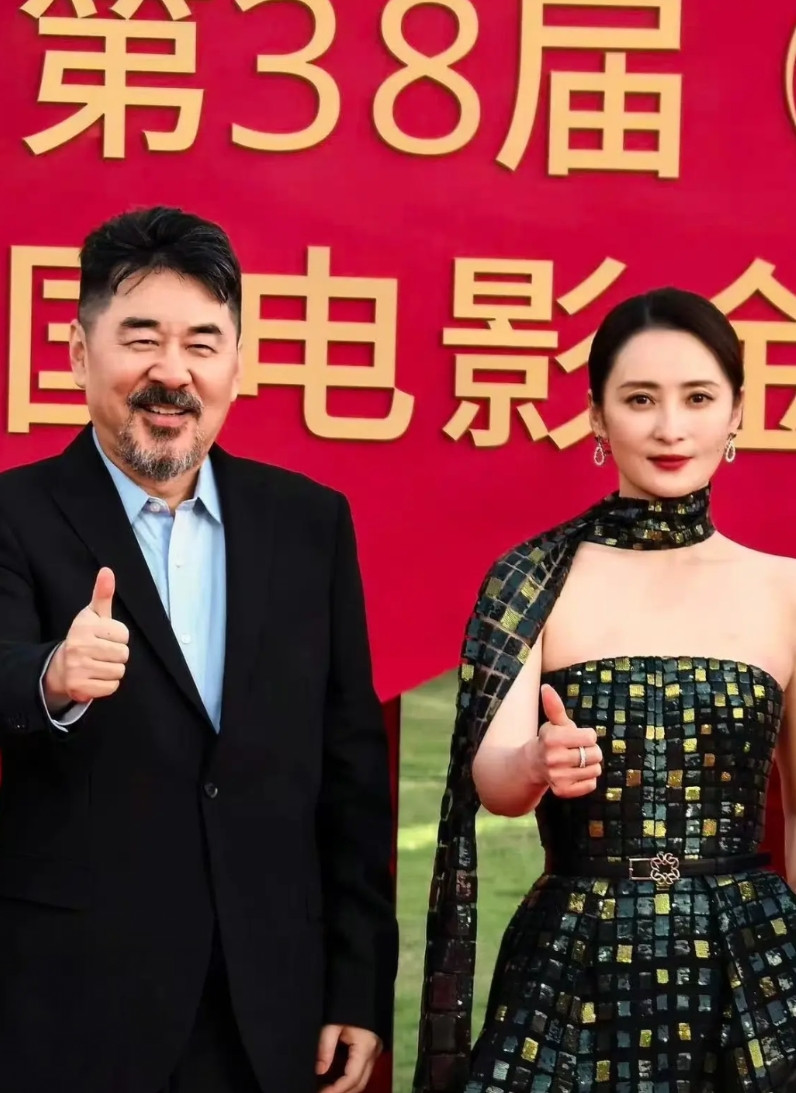 蒋勤勤，你别光顾着自己美，也管管你的老公陈建斌吧！瞧瞧金鸡奖颁奖典礼上的他，不