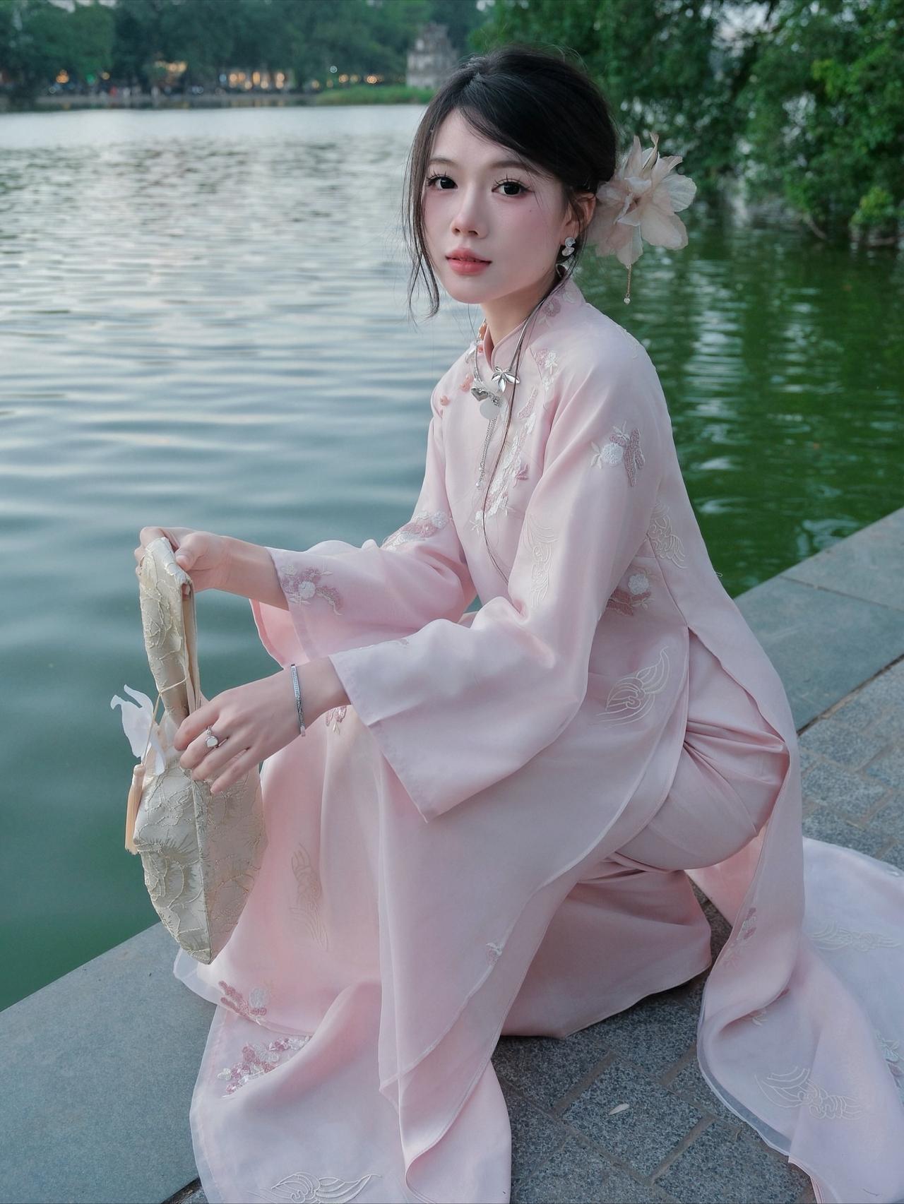 湖畔轻纱，古风韵味，花簪点缀，温婉如画