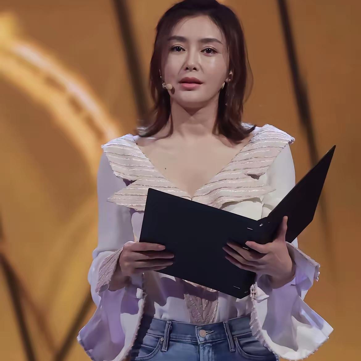 医美过度有没有发现，很多人总想着靠医美彻底打败衰老。女性