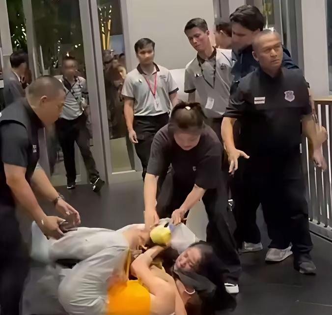 在泰国追星被打的中国女孩终于正面回应了。洋洋洒洒上千字，核心意思就两个：我没错，