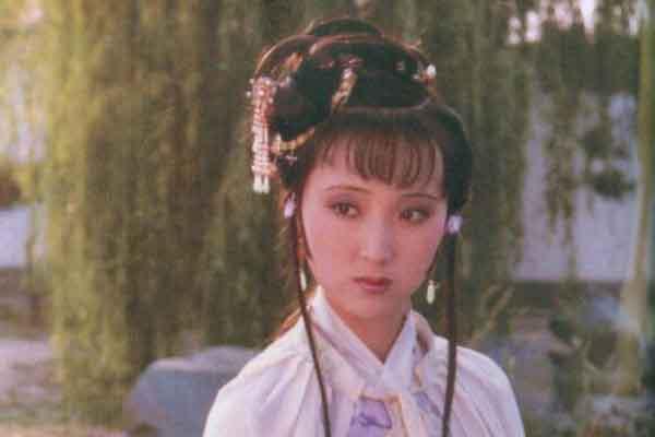 从林如海病重，贾母就安排贾琏护送黛玉回南方去；秦可卿丧事期间，小厮昭儿向王熙凤报