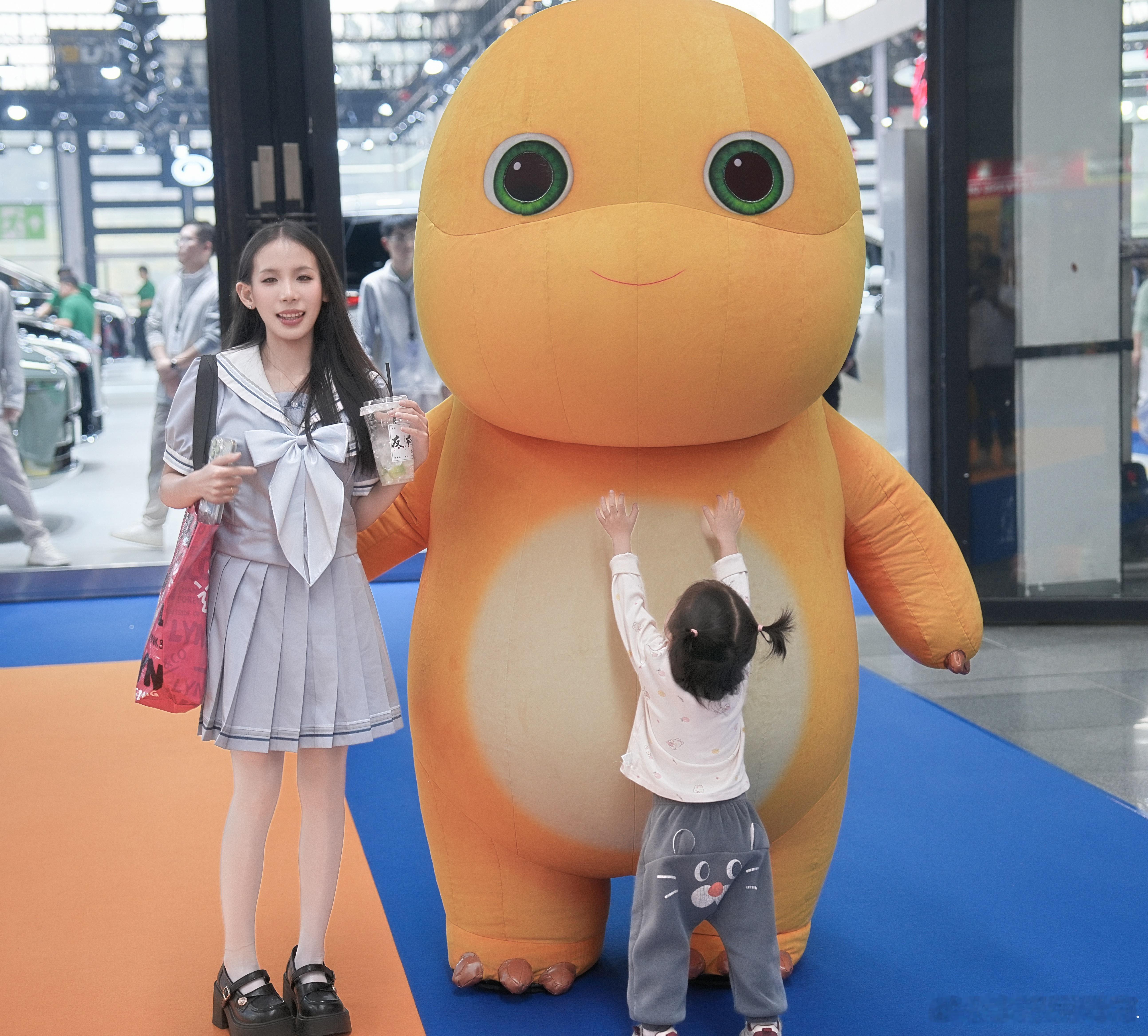 晚安宝宝们！睡前给大家看看拍的大奶龙，可爱吗？