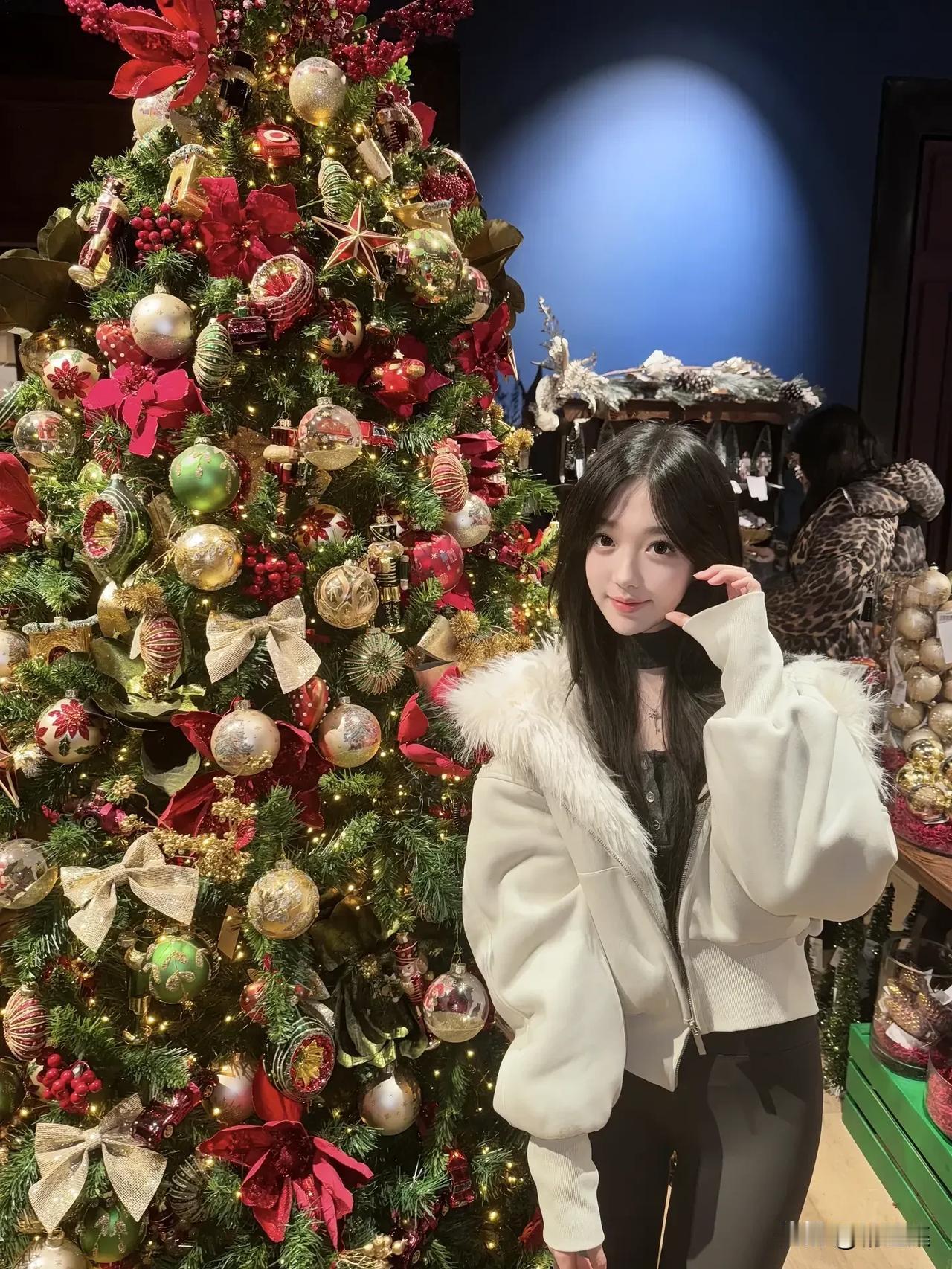 雪中美人倚，圣诞树旁笑。