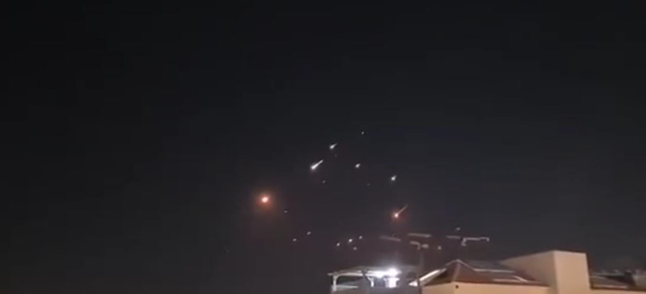 凌晨伊朗打响第六波导弹反击！数十枚导弹如同雨点一样砸向海法港，现场出现惊人一幕：