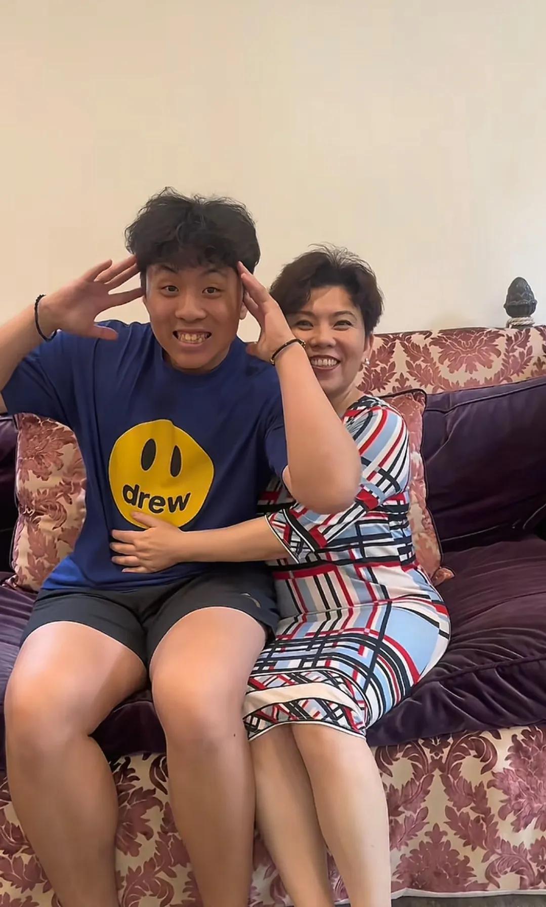 邓亚萍晒与儿子同框照，她儿子长好高了，也变帅气了。7月22日，邓亚萍更新社交