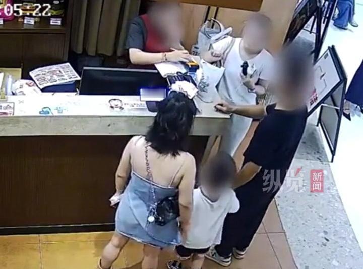 4岁男童轻轻碰一下女子屁股，女子就让赔医药费，还让男童全家道歉，怎么她屁股是纸糊