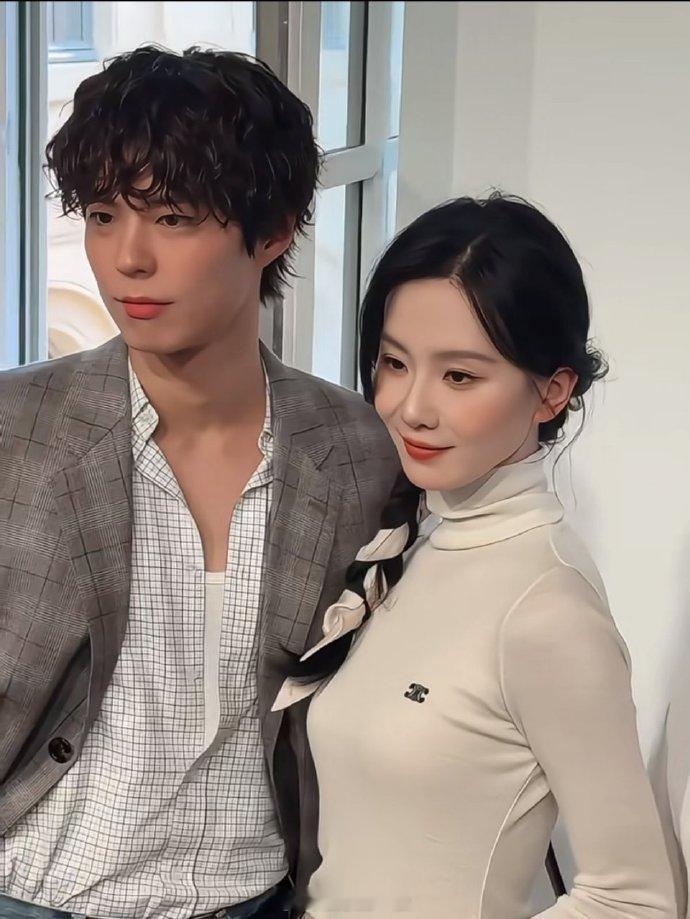 刘诗诗朴宝剑秀场同框刘诗诗朴宝剑合照男帅女美！！！​​​