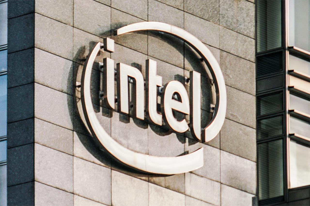 刚开完的内部电话会，首席财务官一句“手停口停”，把我们都吓清醒了。外面看财报营收