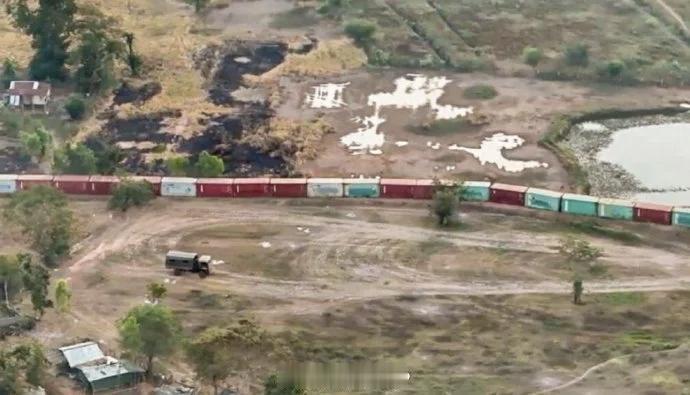 1月31日，据社交网站报道，近日，泰国军队在柬泰边境的争议地区设置铁丝网甚至集装