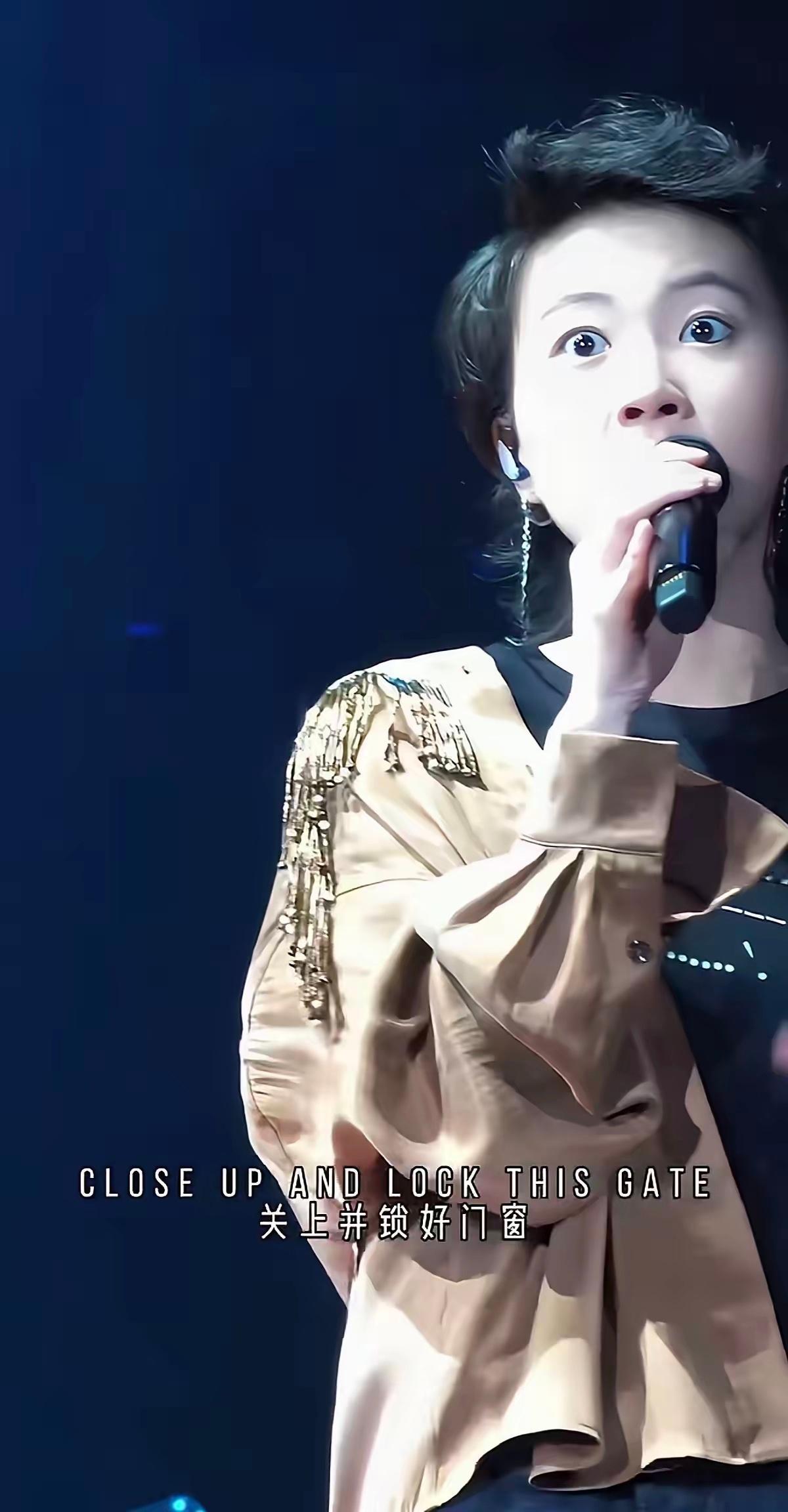 窦靖童比王菲还要漂亮，原来打扮的不伦不类，现在尽显女儿美态，身材也很好，歌唱的也