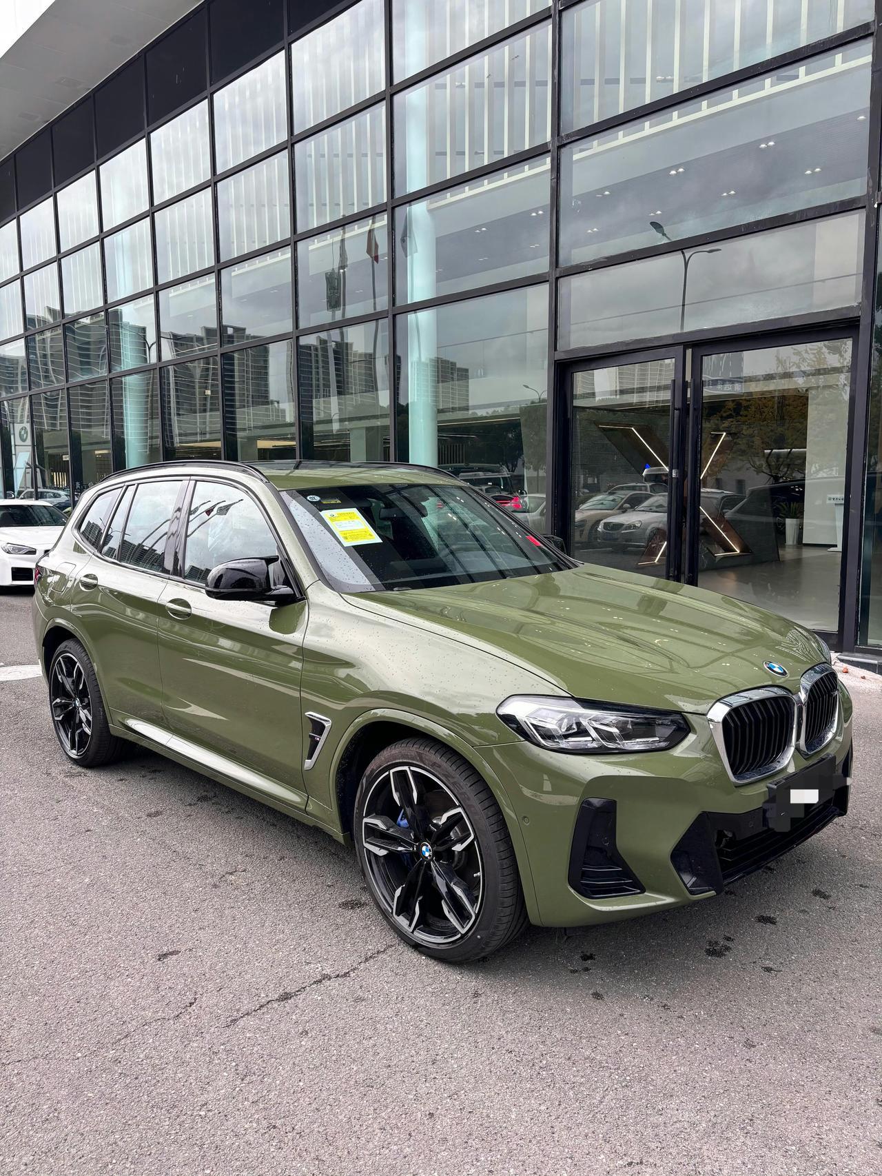 宝马X3M40i，它落地50万出头，外观上和普通华晨宝马X3很好区分，双肾格栅