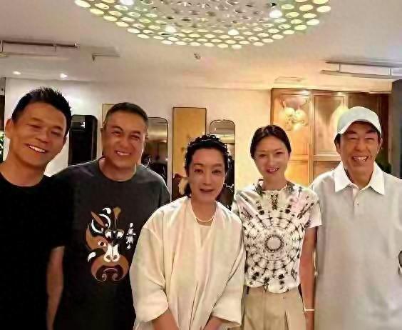 陈婷庆功宴半亿珠宝出圈，早已不是依附别人的阔太外人总觉得她只靠张艺谋，其实