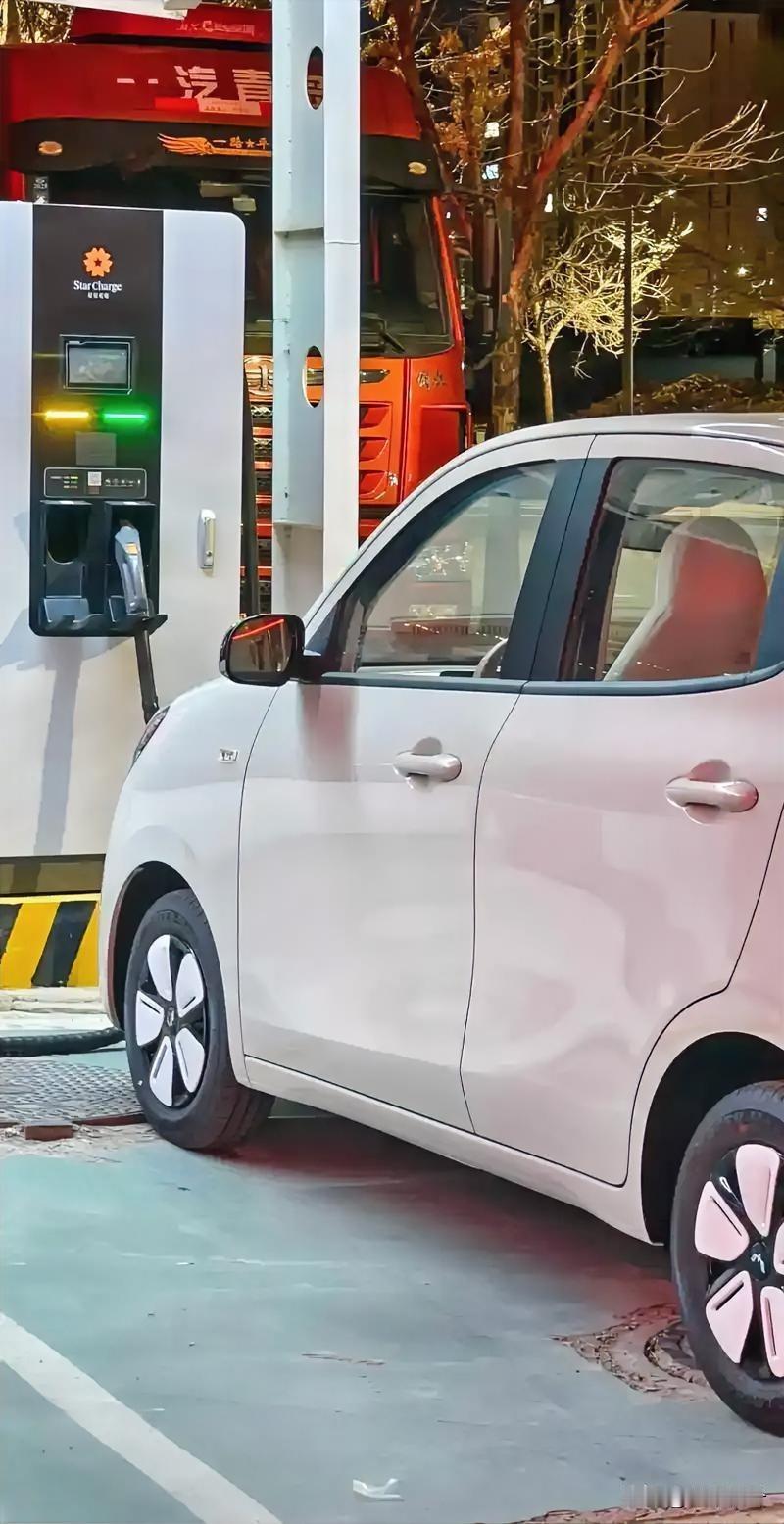2026年还有人执着买油车？真的想不通！2026年都到了，为啥大街上还有那
